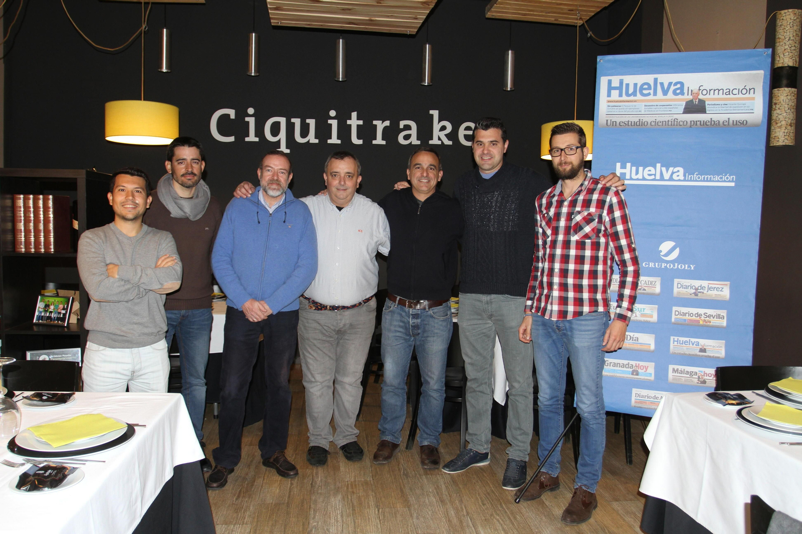 Antonio Gómez y Narciso Rojas posan junto a Juan Carlos Ramírez y a los integrantes de La Tertulia Deportiva.