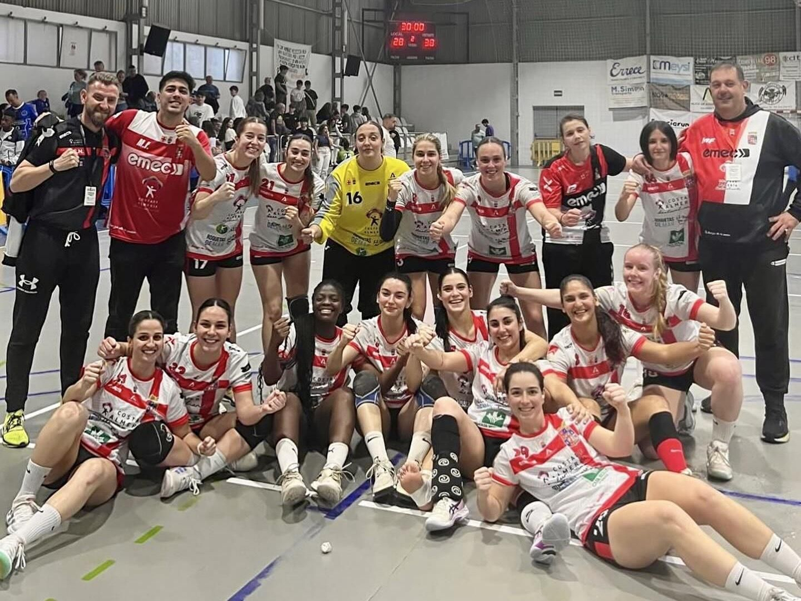 El conjunto roquetero celebra sobre la pista su permanencia tras vencer al Errece Almasora BM.