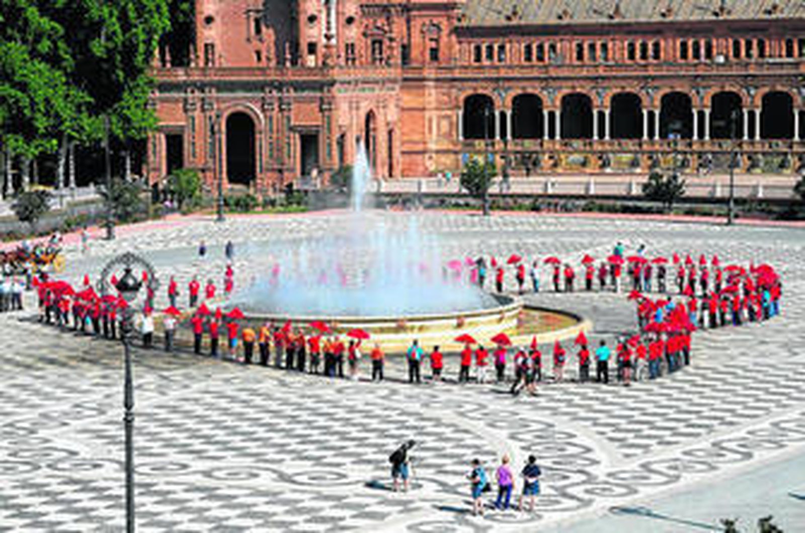 Representación del corazón que ayer médicos y pacientes formaron en la Plaza de España por la iniciativa Mimocardio.