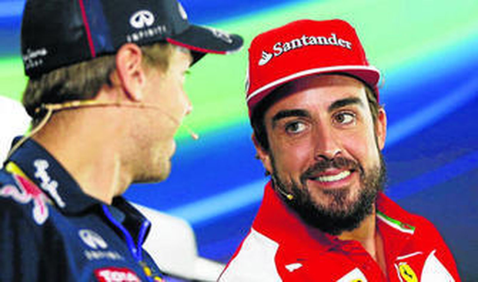 Sebastian Vettel y Fernando Alonso, durante la rueda de prensa de la FIA en el Gran Premio de Abu Dhabi.