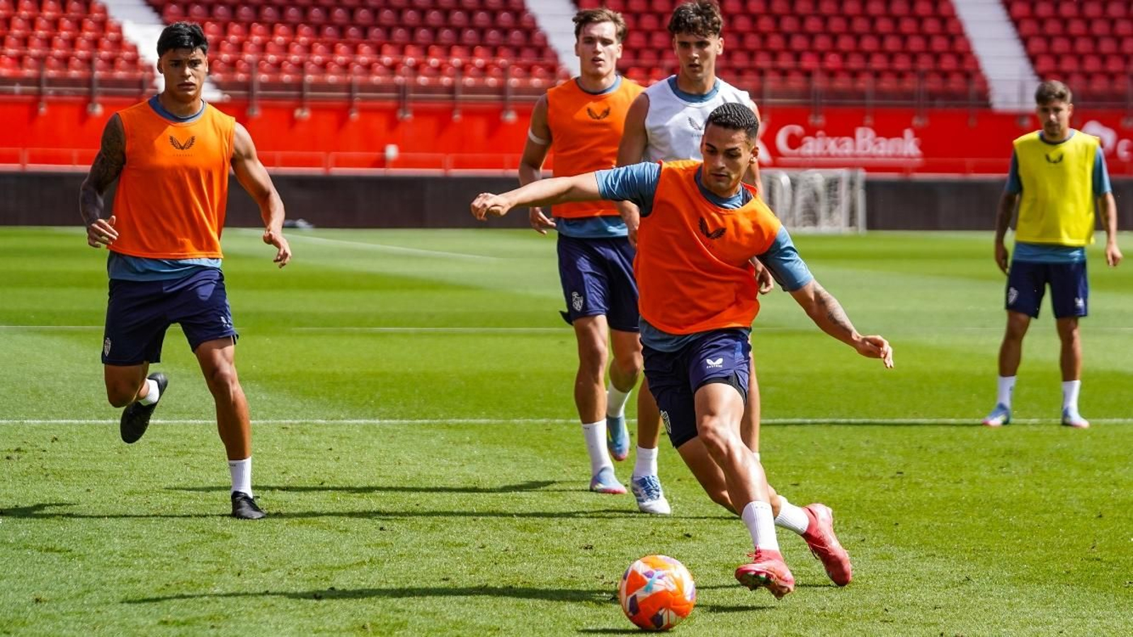 Kaiky se ejercita con el resto de sus compañeros en una de las sesiones del grupo.