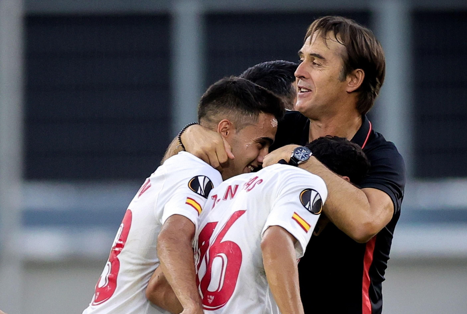 Lopetegui abraza, como un padre, a Reguilón y a Jesús Navas.