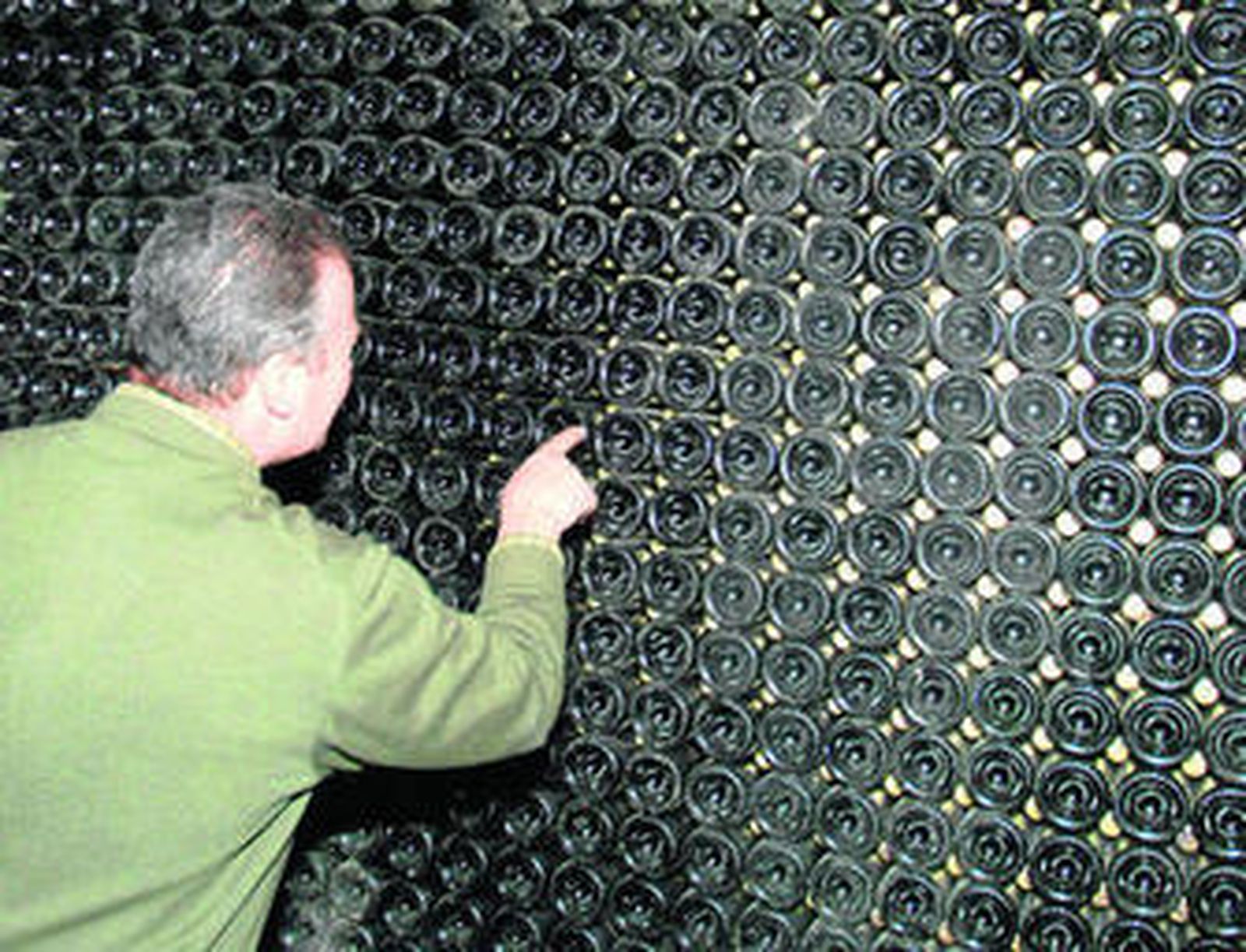 Espumoso del Condado durante su proceso de reposo en la bodega.