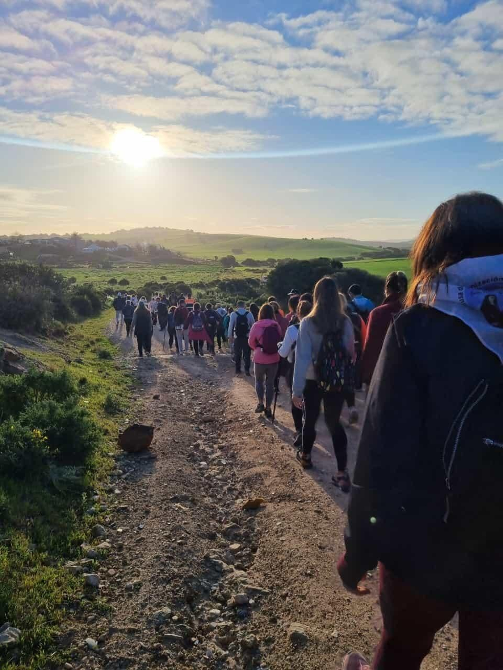 Cada vez son más las personas que se unen a la peregrinación.
