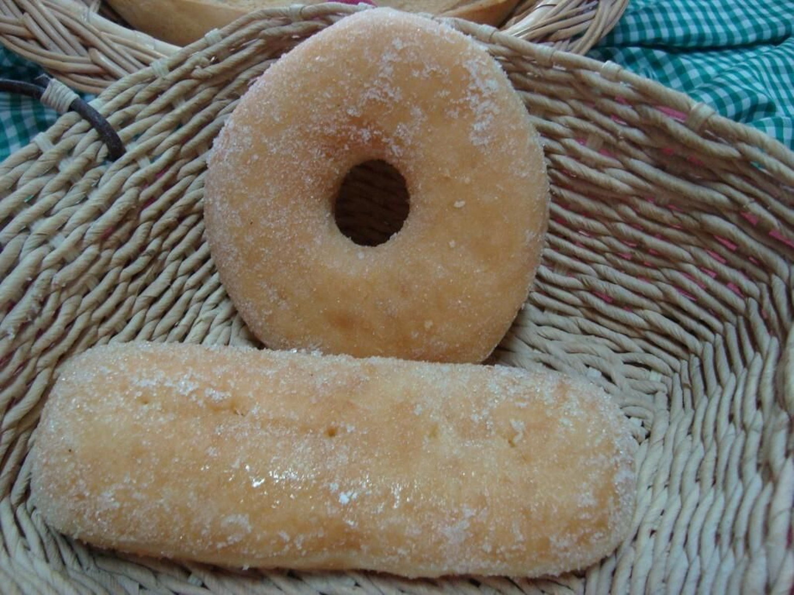 Roscos y bollos de azúcar de chocolate y crema.