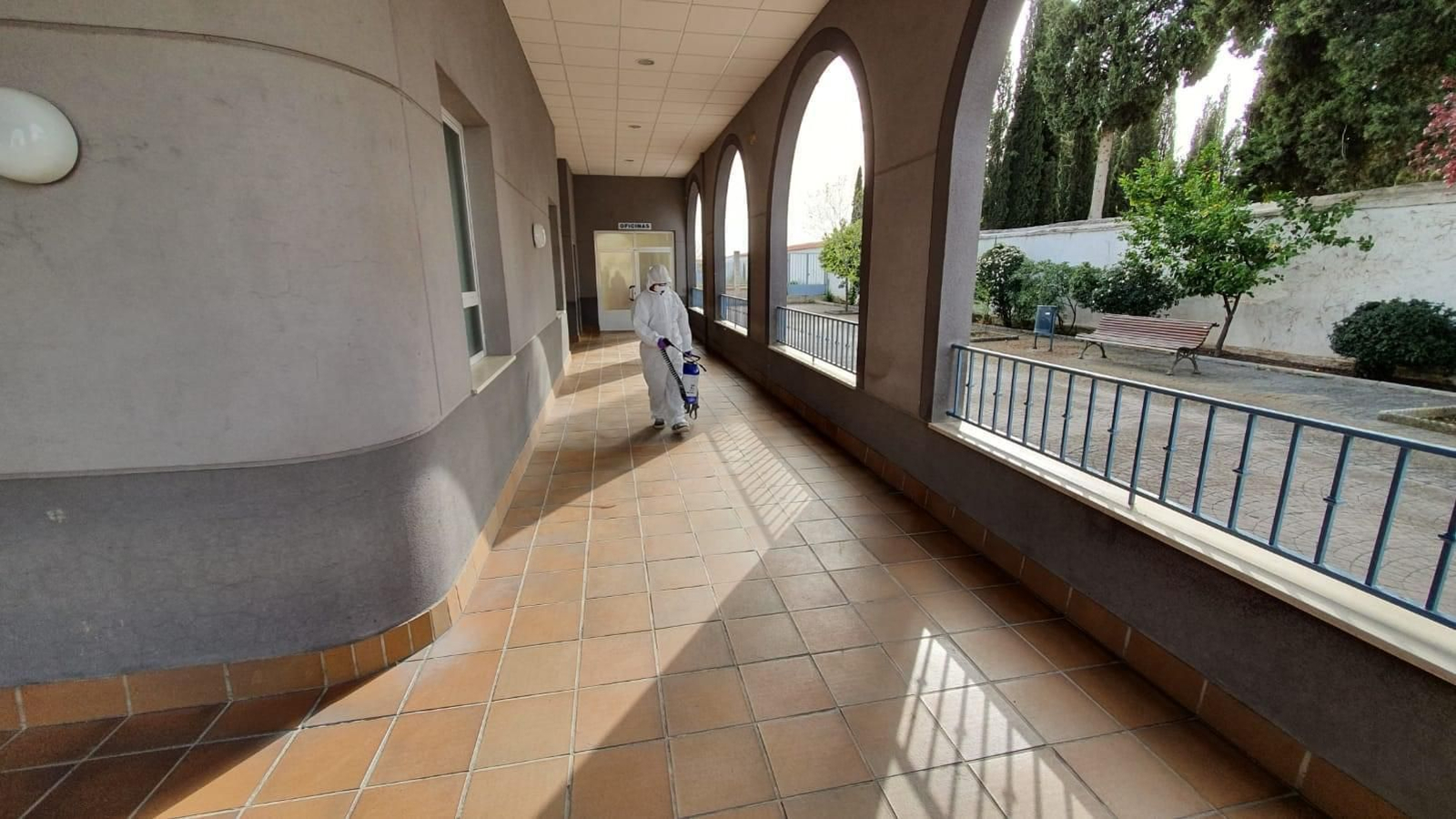 Labores de limpieza en Huétor Tájar, donde el Ayuntamiento ha pedido cribados masivos