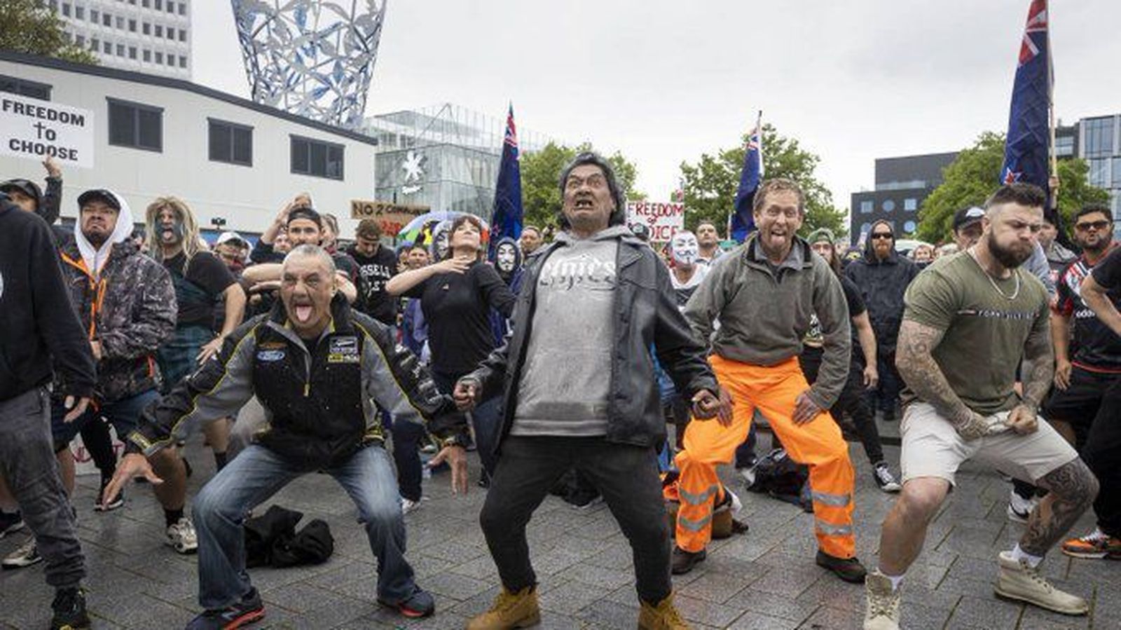 Antivacunas utilizando la danza 'haka'