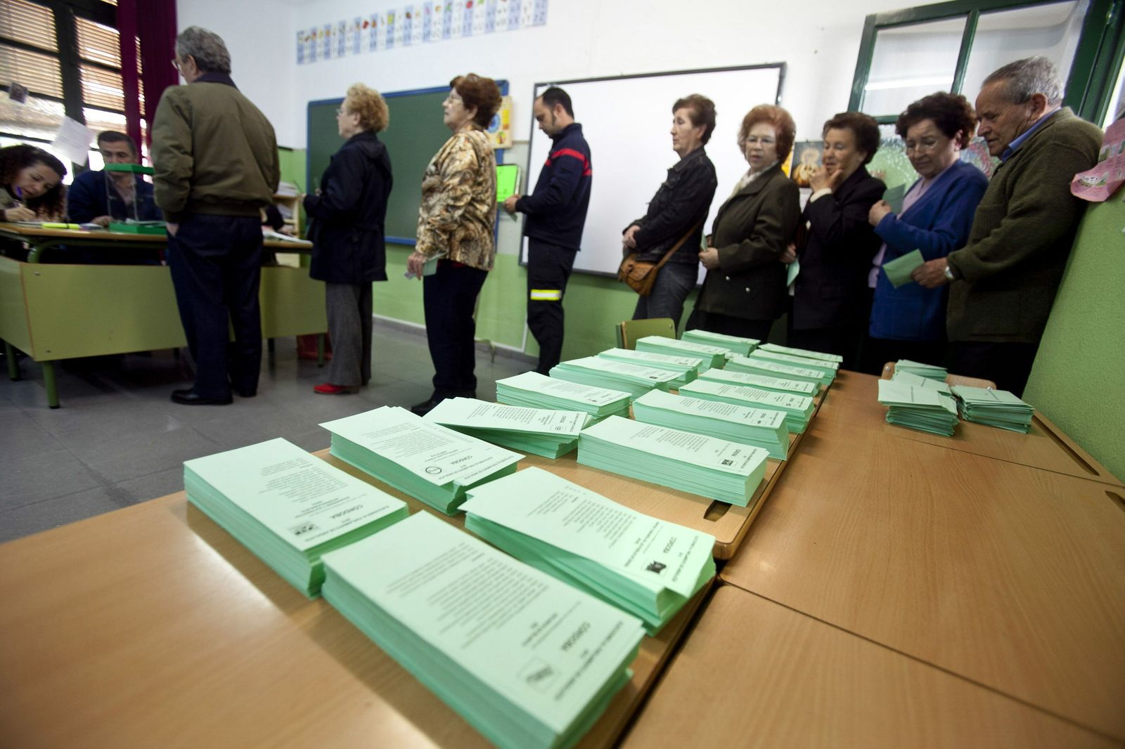 Personas votando en un colegio