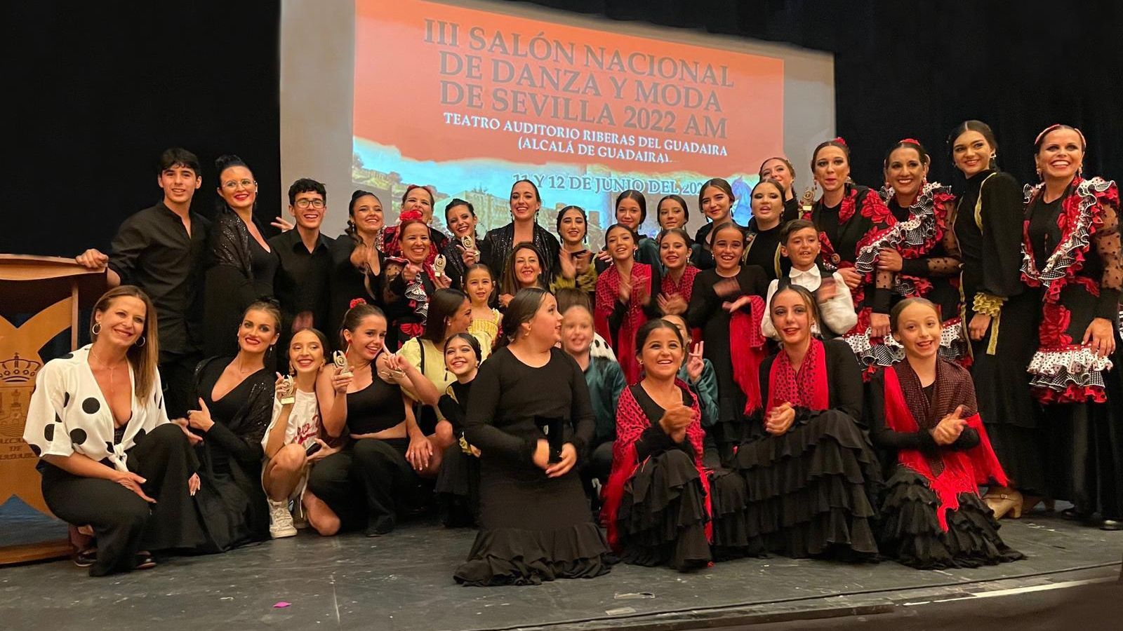 Foto de familia con todos los grupos participantes de la academia Tronío.