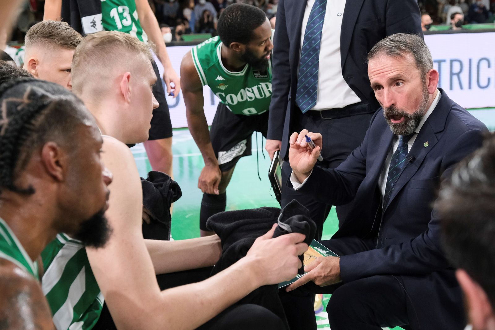 Joan Plaza da instrucciones a sus jugadores.