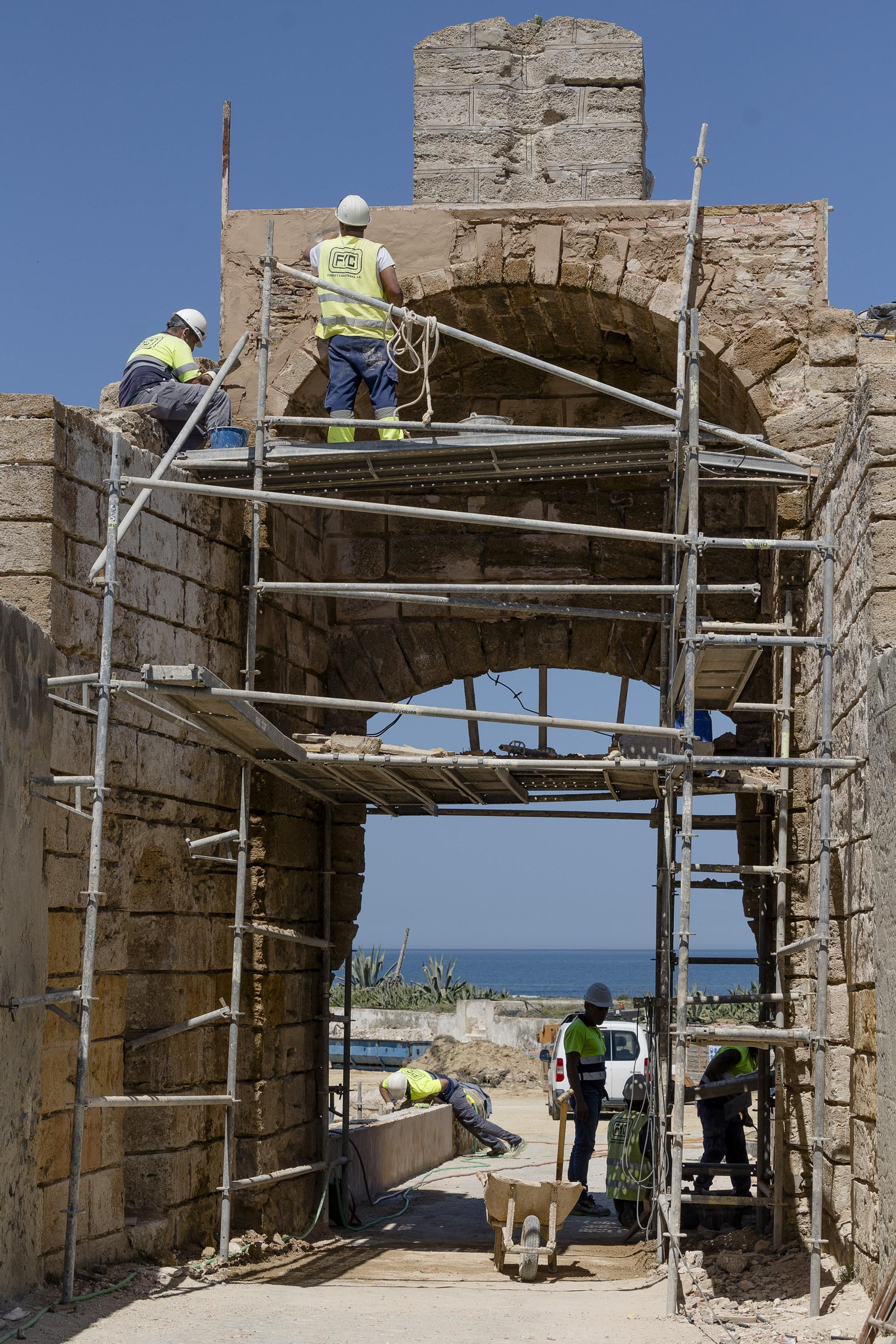Imágenes de las obras de rehabilitación en el recinto interior del castillo de San Sebastián.