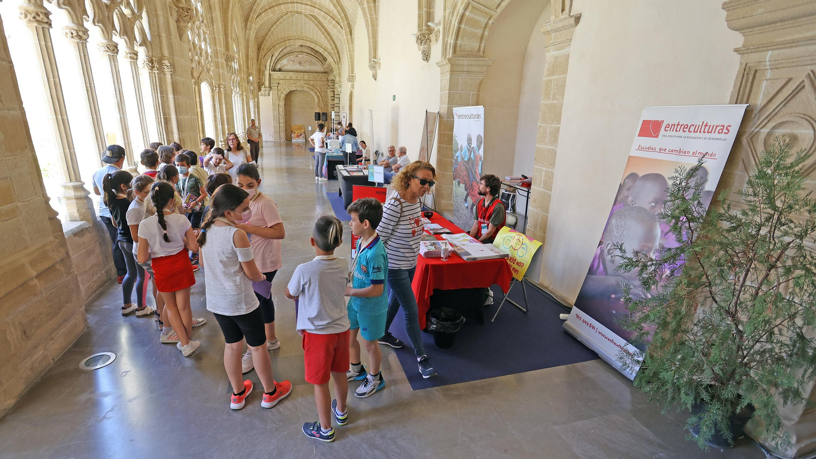 Imágenes de la Feria de la Diversidad en Los Claustros de Santo Domingo