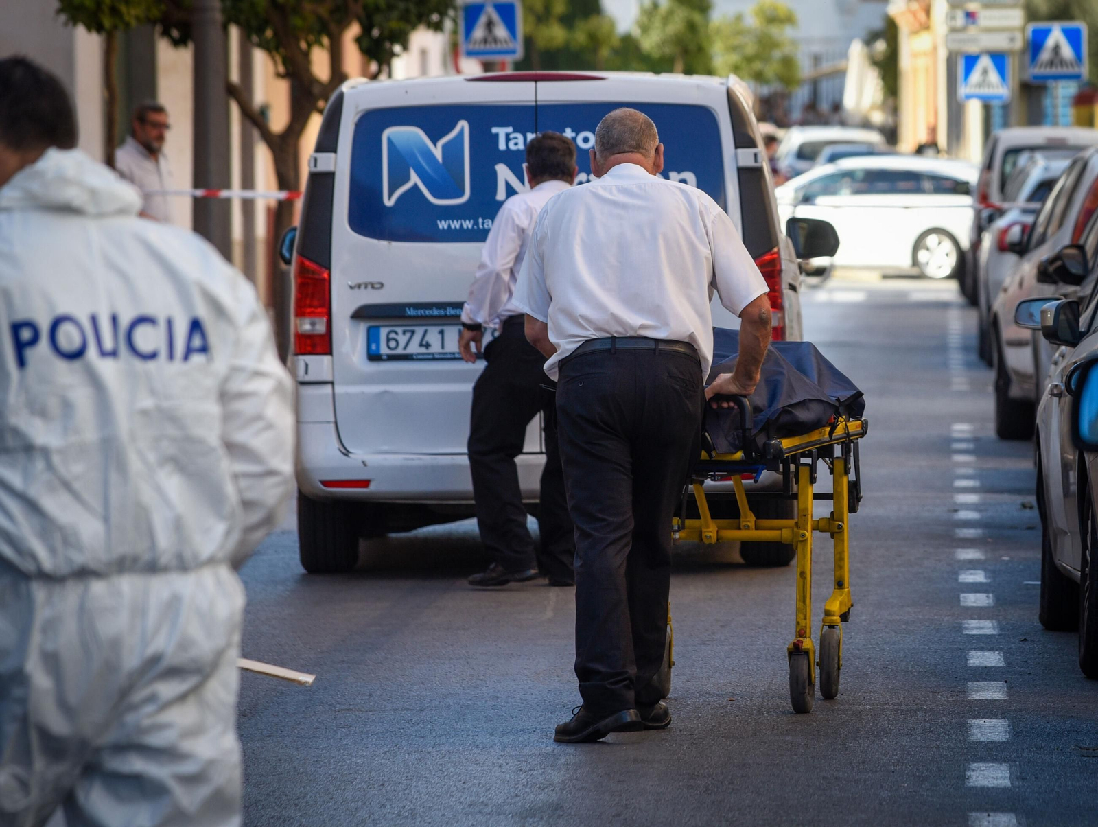 En imágenes, los momentos posteriores al asesinato en Dos Hermanas