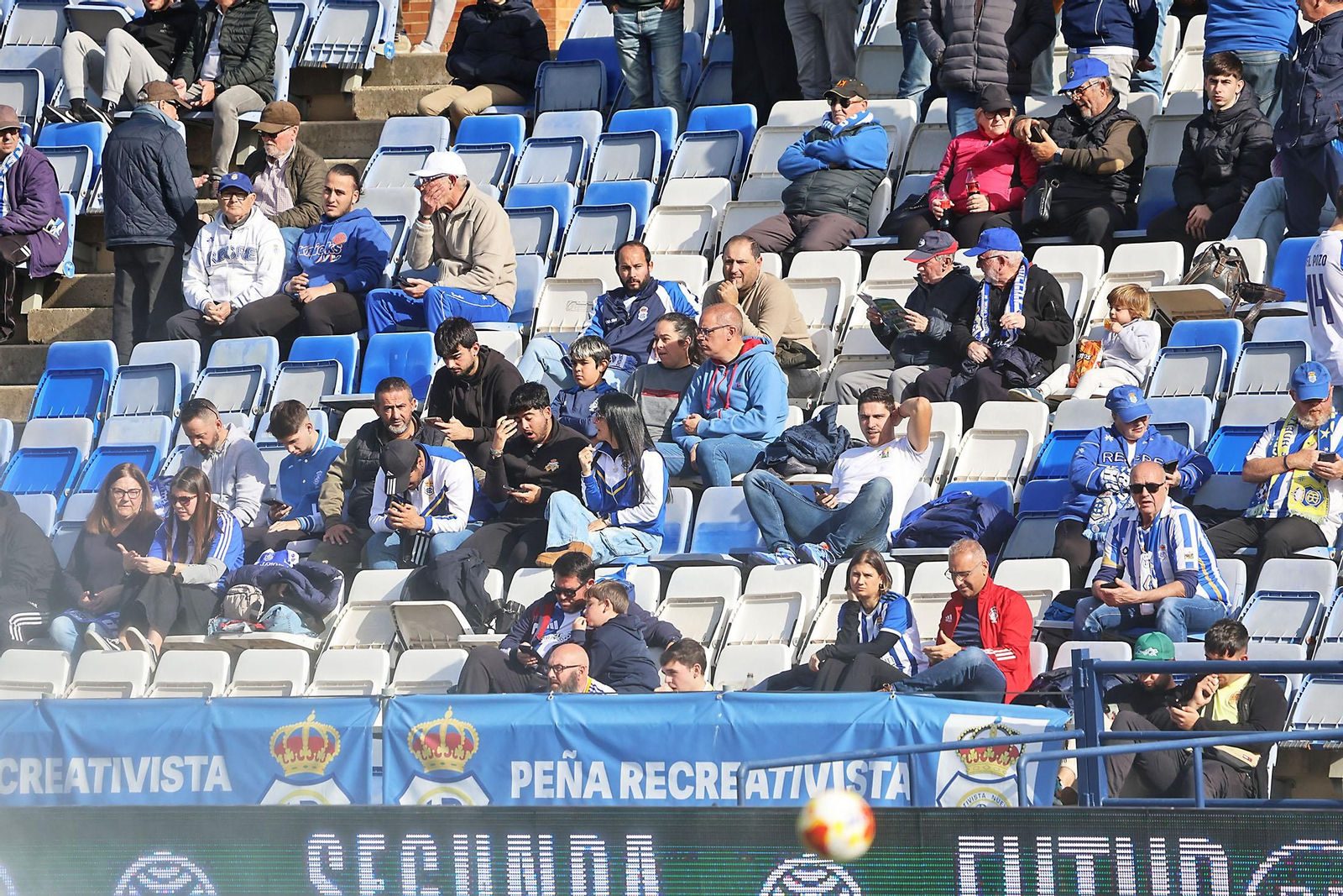 Búscate en las gradas en el Nuevo Colombino en el Recreativo de Huelva - Atlético Antoniano