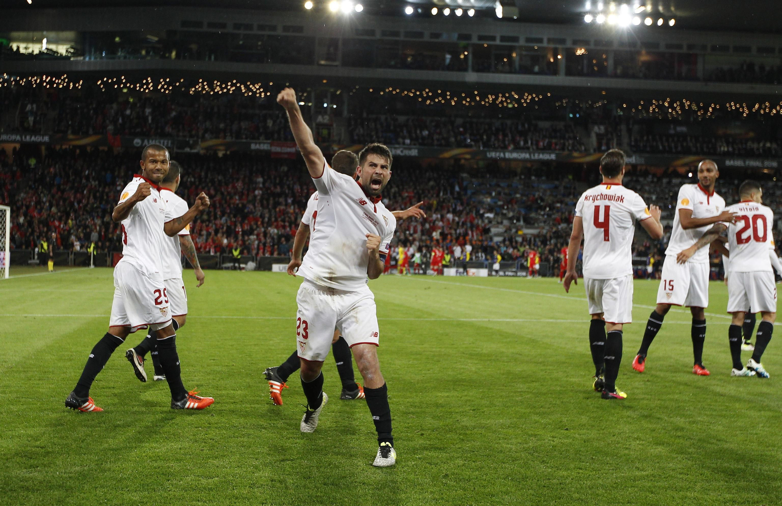 Coke celebra uno de sus goles ante Mariano, mirando la grada de los 6.000 sevillistas