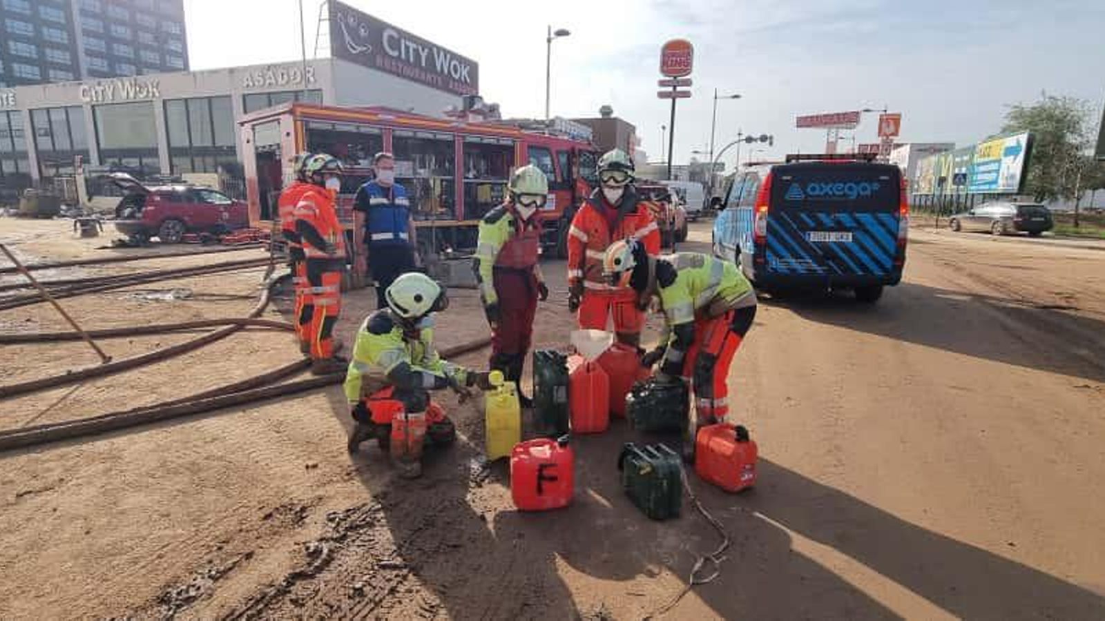 Los bomberos ayudaron a achicar agua en la zona industrial de Alfafar