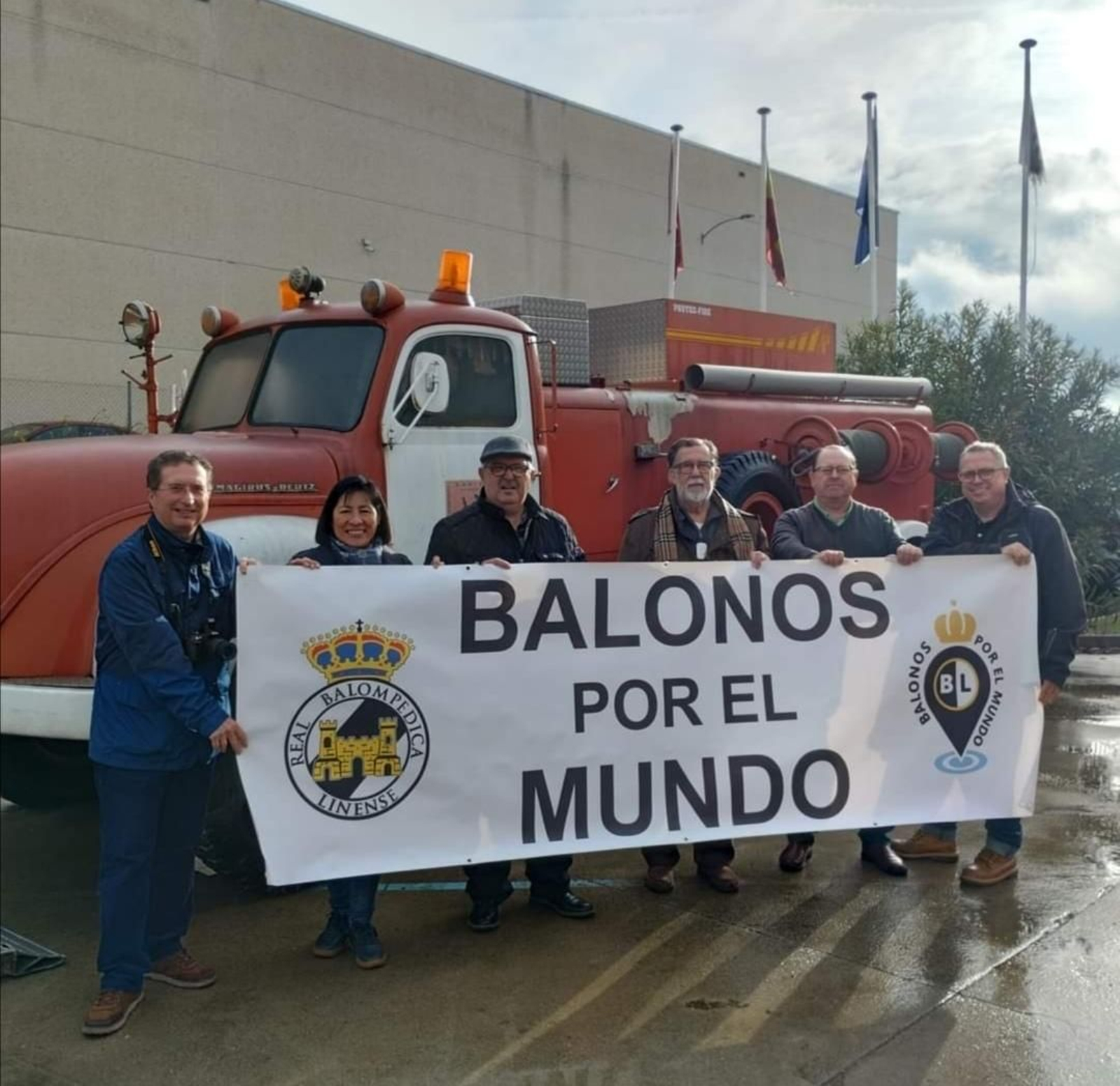 Balonos por el mundo, junto al Magirus.