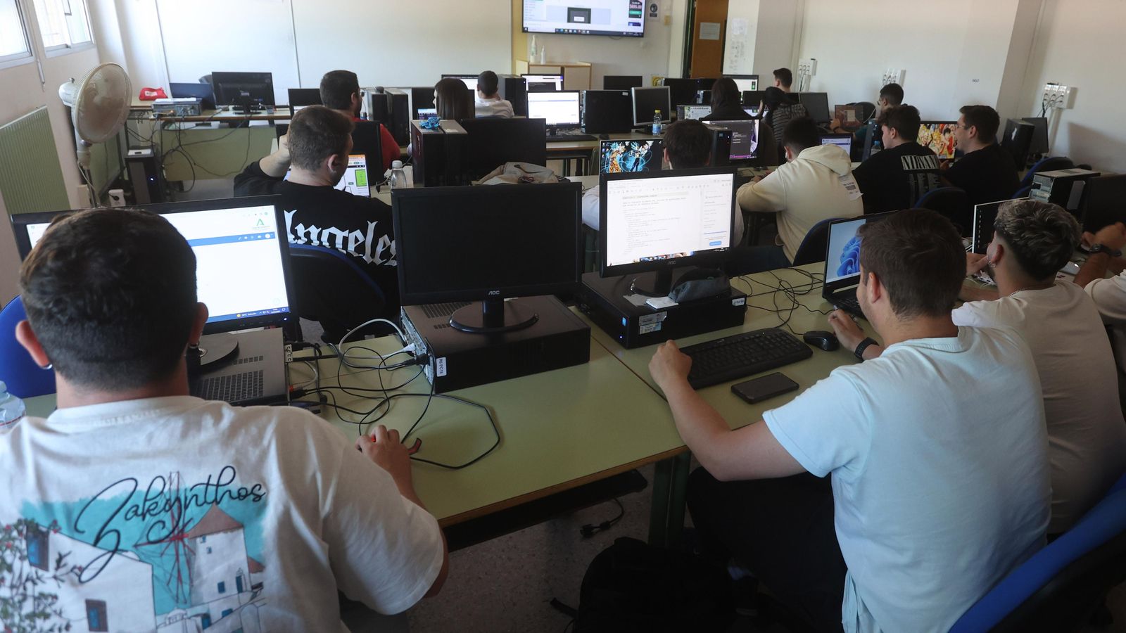 Aula de Desarrollo de Aplicaciones Multiplataforma (DAM) en el IES Punta del Verde.