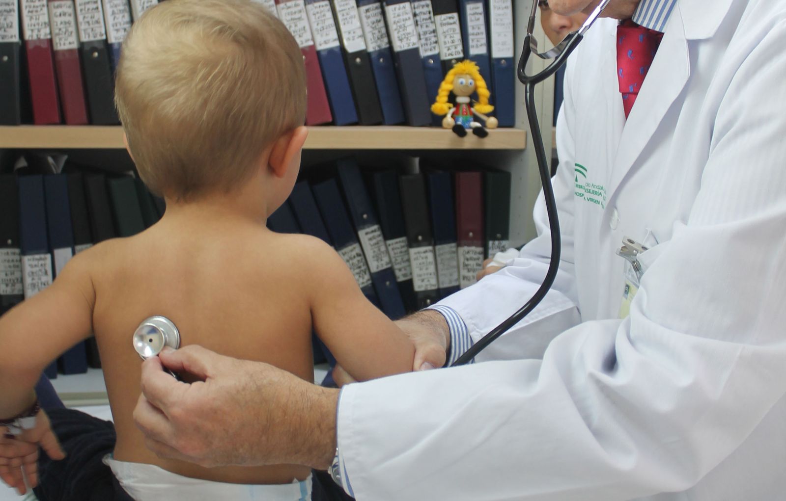 Un menor es revisado por un pediatra en consulta.