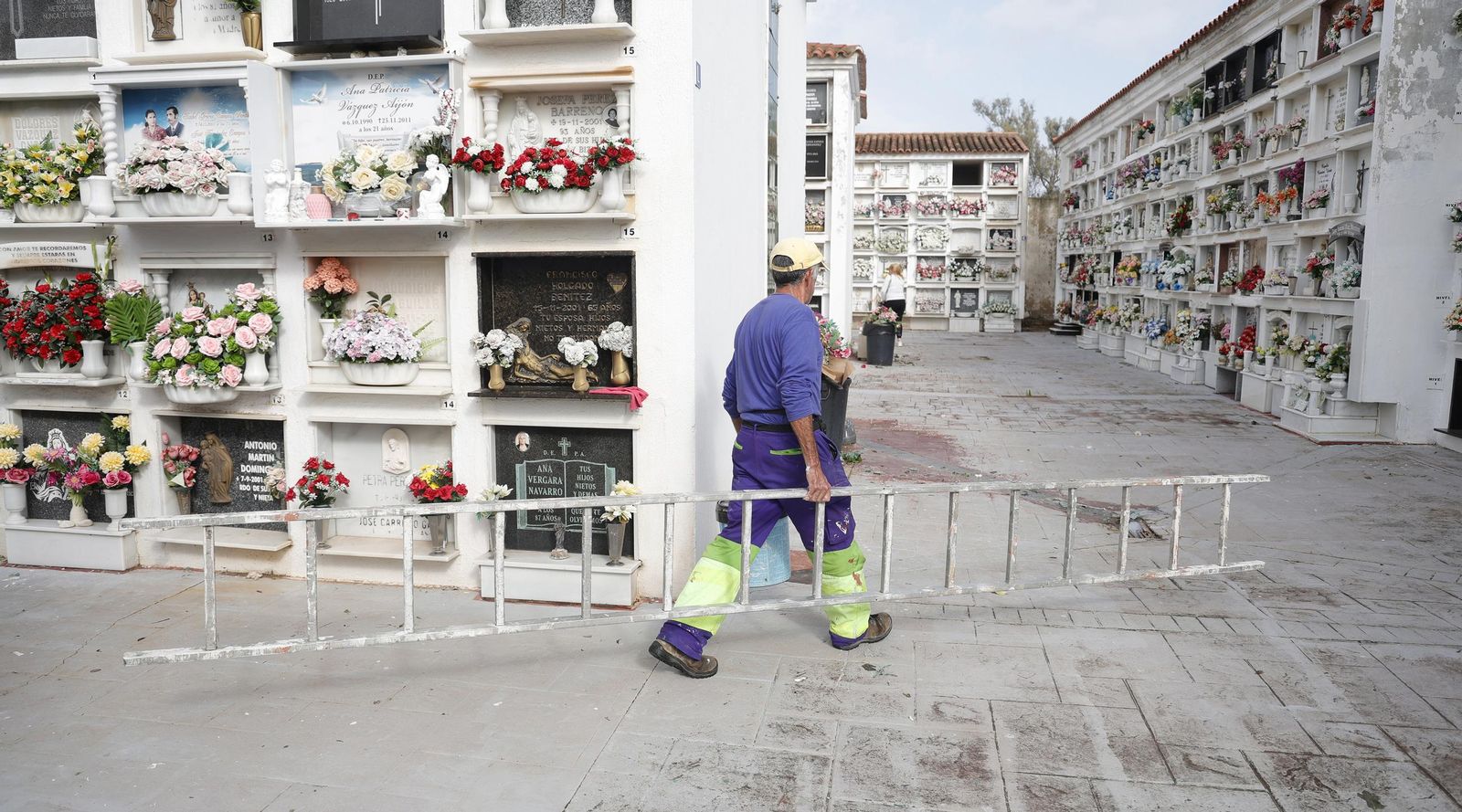 Fotos del Día de Todos Los Santos en el cementerio de La Línea