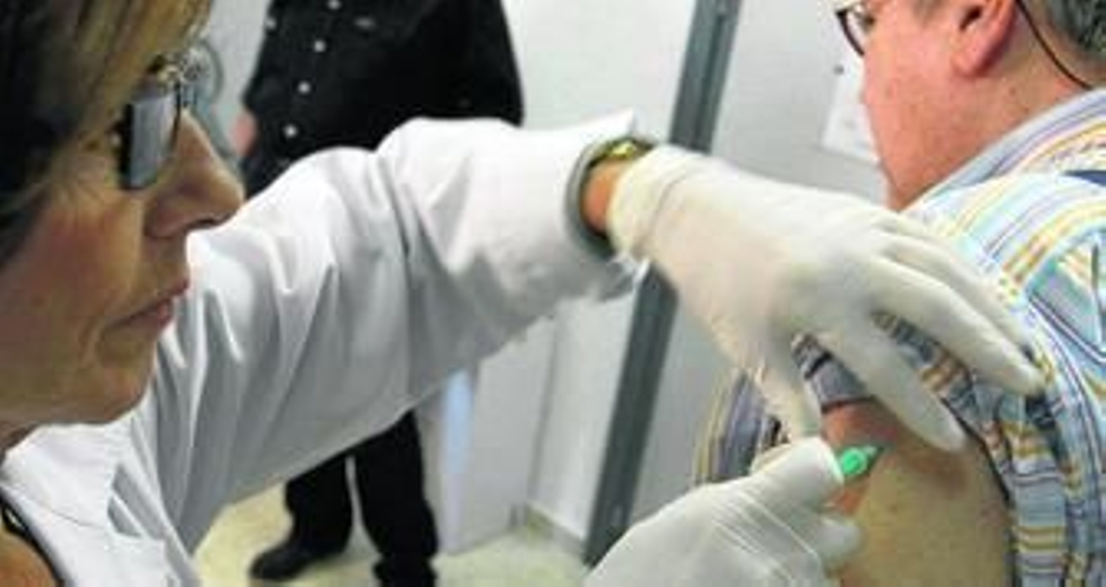 Una enfermera vacuna a un paciente contra la gripe en una imagen de una campaña anterior.