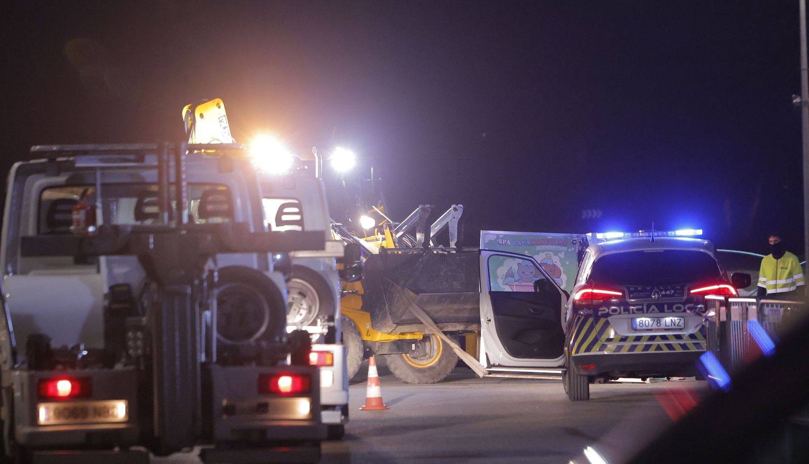 El derribo de la gasolinera de Alcosa, todas las fotos