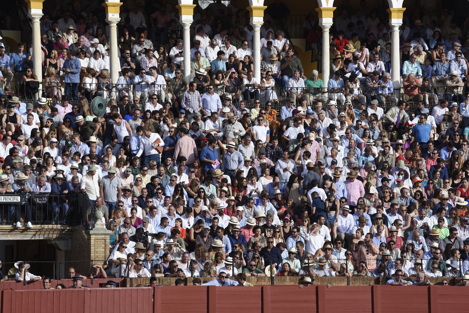 Búscate en la tercera corrida de toros de la Feria de San Miguel de Sevilla