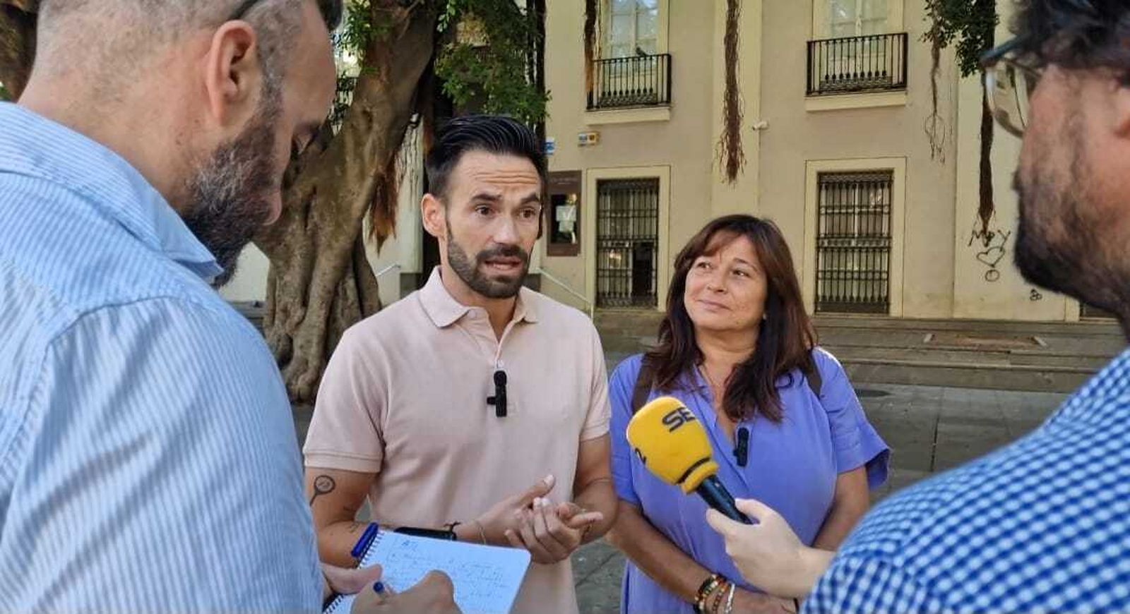 David de la Cruz y Helena Fernández atienden a los medios en la Plaza de Mina.