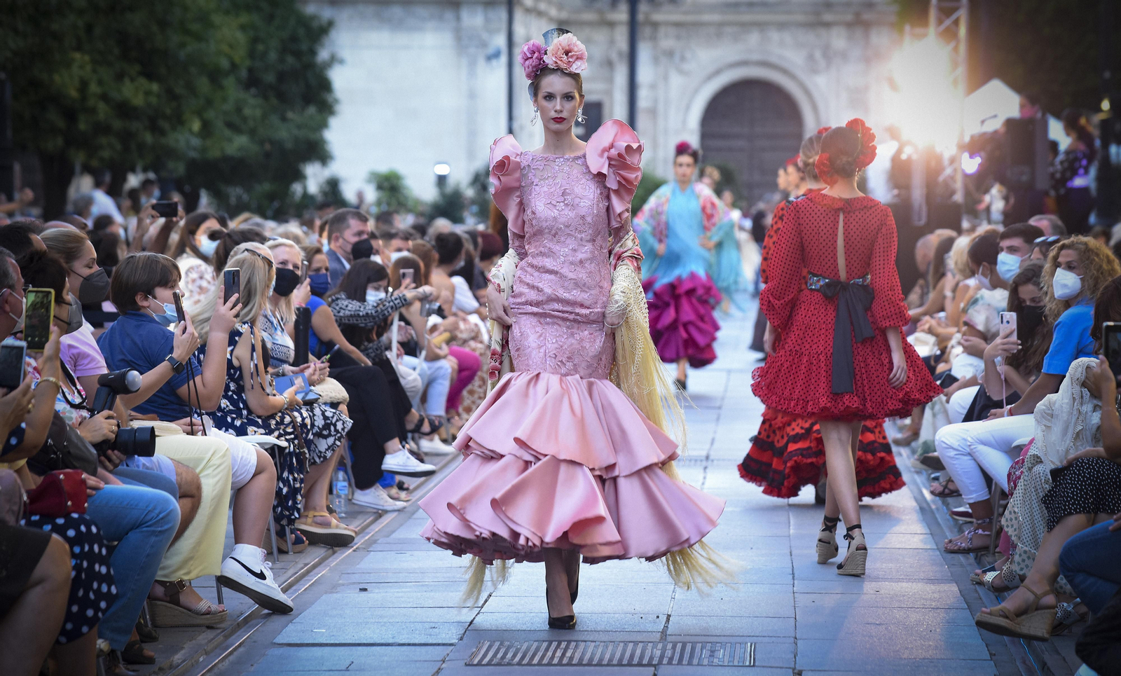 El desfile de moda flamenca de la Avenida de la Constitución, en imágenes