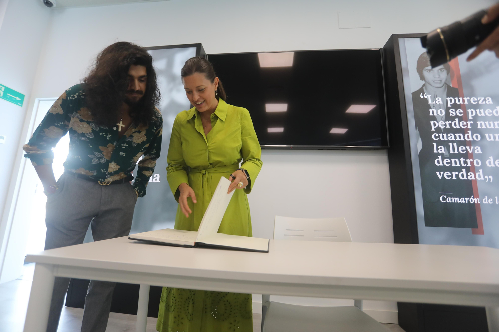 El cantaor flamenco Israel Fernández visita el Museo Camarón en San Fernando