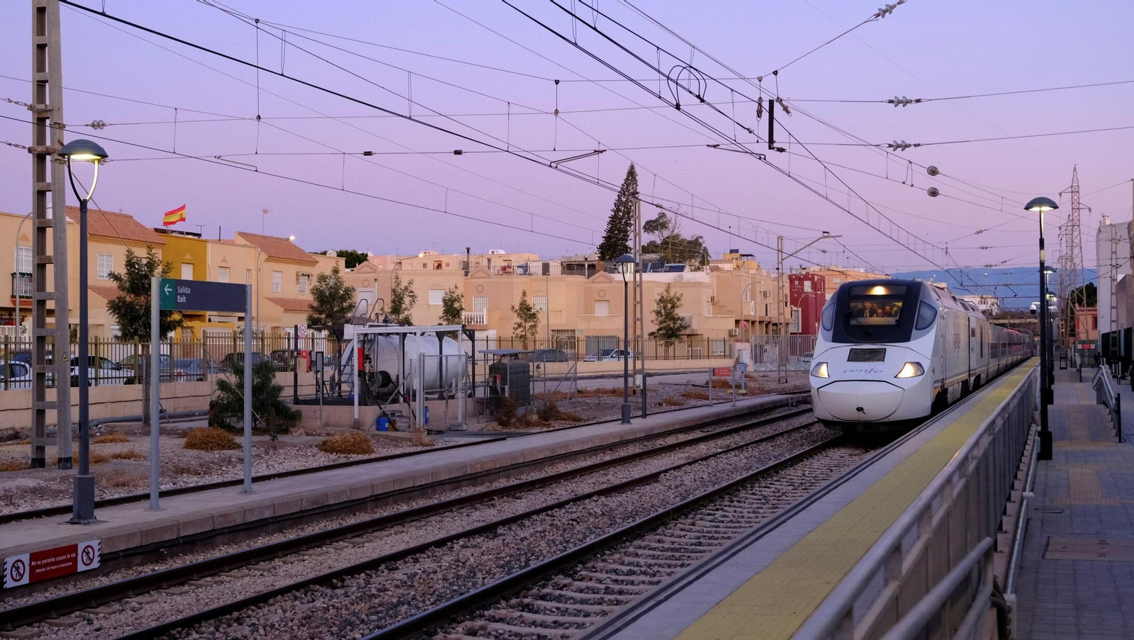 Salida del primer tren híbrido desde la estación de Huércal-Viator