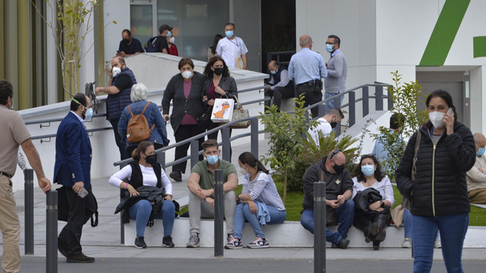 Acceso a uno de los pabellones del Hospital Macarena de Sevilla.