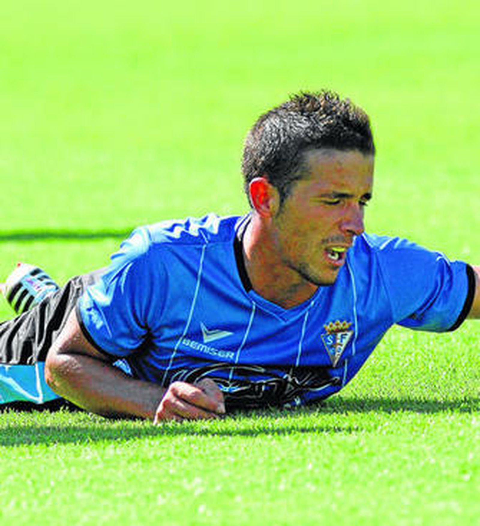 Ñoño se lamenta tras una entrada sufrida en el partido disputado en el campo del Betis B.
