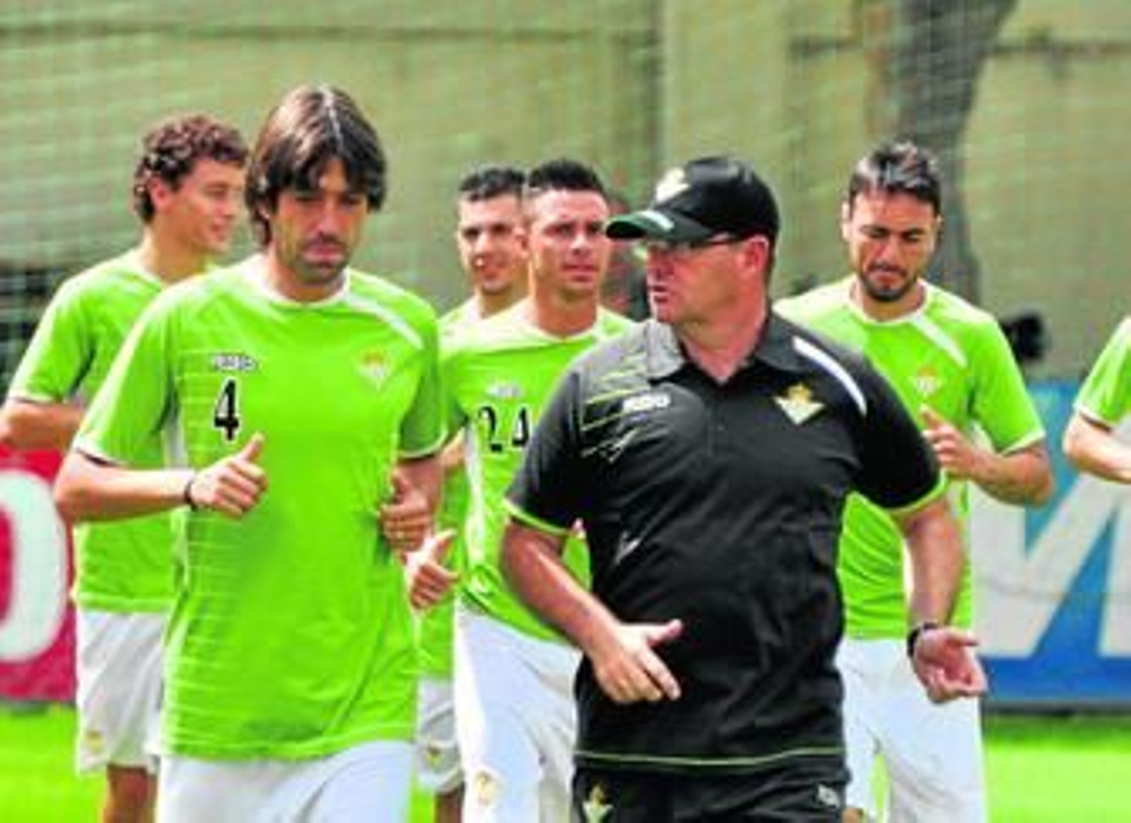 Pepe Mel dialoga con Belenguer, mientras la plantilla realiza carrera continua en el entrenamiento de ayer.