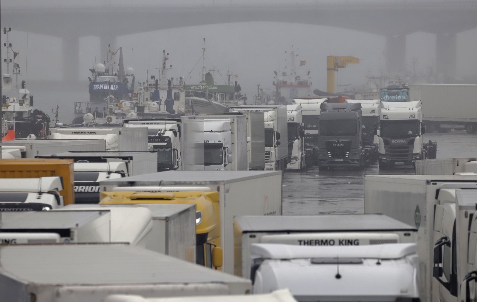 Fotos de la borrasca Joseph: Rachas de 100 km/h cierran el Estrecho y colapsan el Puerto de Algeciras