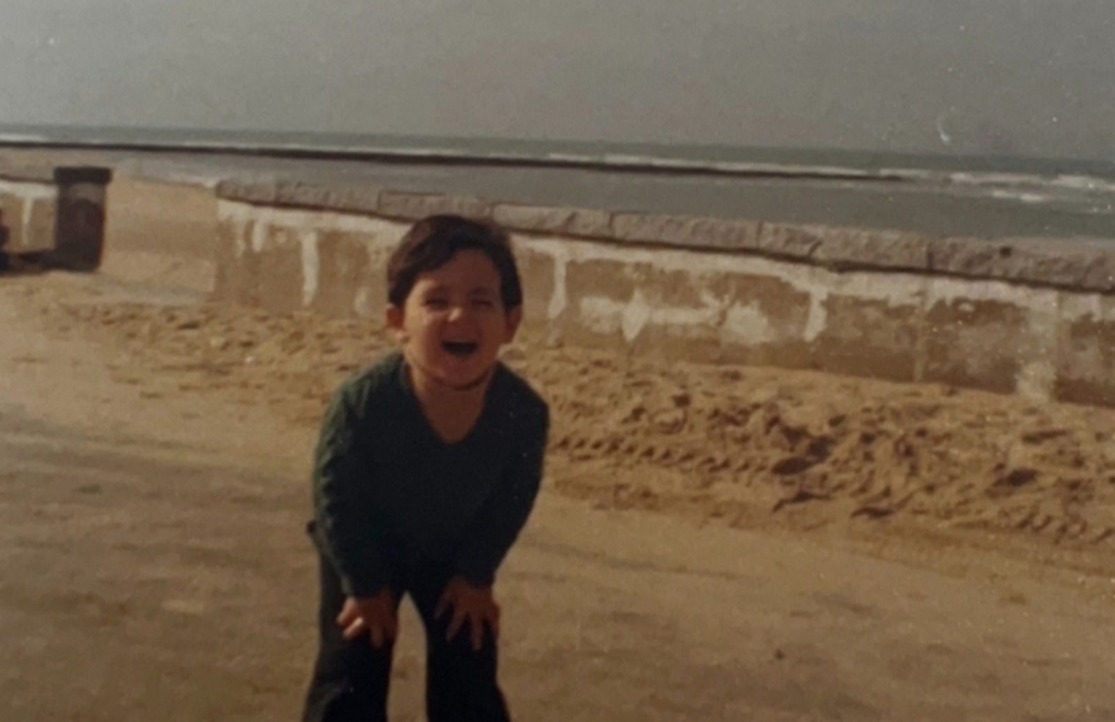 En Punta Candor. En esta foto vemos al candidato socialista de niño en el acceso de la playa de Punta Candor. Sus padres solían llevarle a esta zona del litoral roteño. “El aspecto de este lugar ha cambiado muchísimo, pero su esencia sigue siendo la misma:la playa, los corrales y la zona natural de este espacio protegido al que tenemos mucho cariño en Rota y que, lógicamente, queremos seguir manteniendo así”.