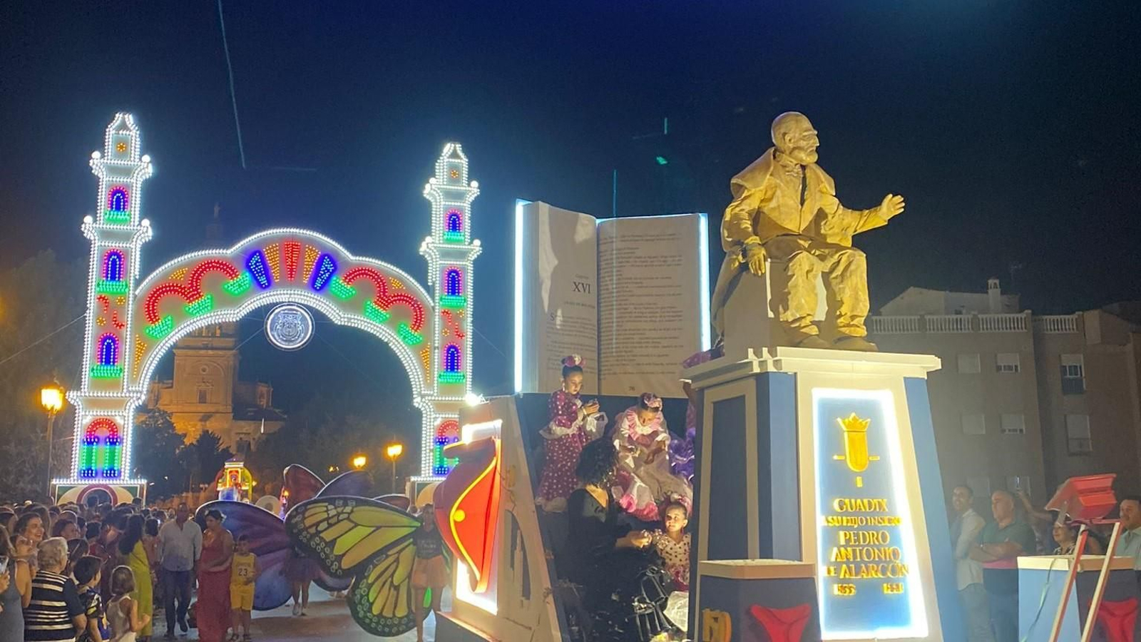 Las carrozas recorrieron las principales calles de Guadix.