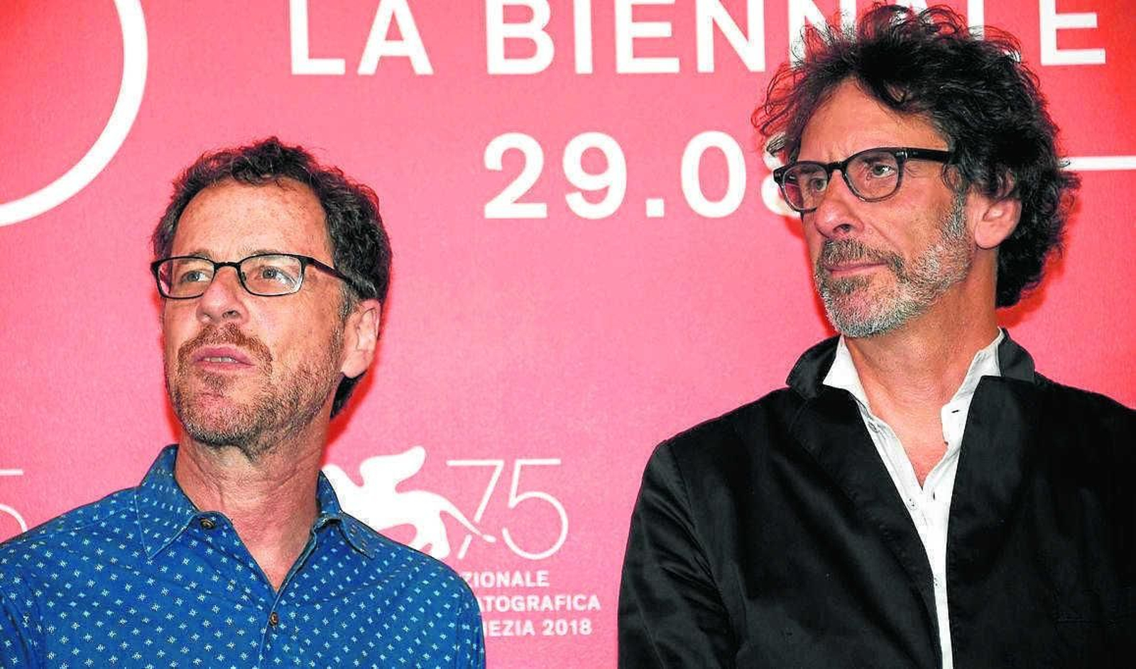 Los hermanos Ethan y Joel Coen, ayer tras la proyección de su cinta en la Mostra de Venecia.