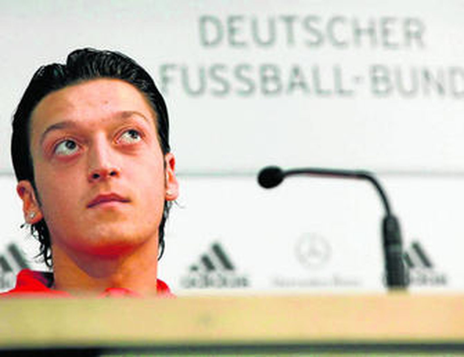 Mesut Özil reflexiona durante la rueda de prensa de ayer.