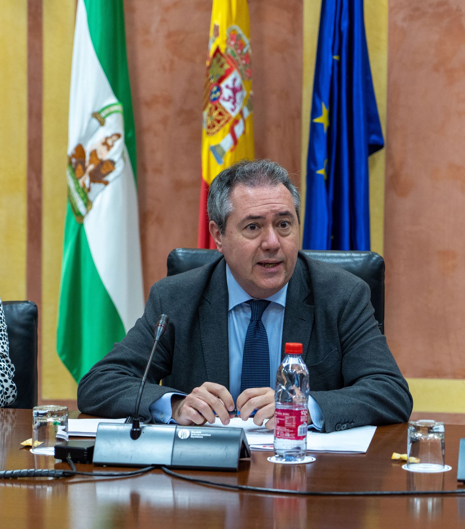 Juan Espadas en la reunión que ha mantenido con los sindicatos sanitarios.