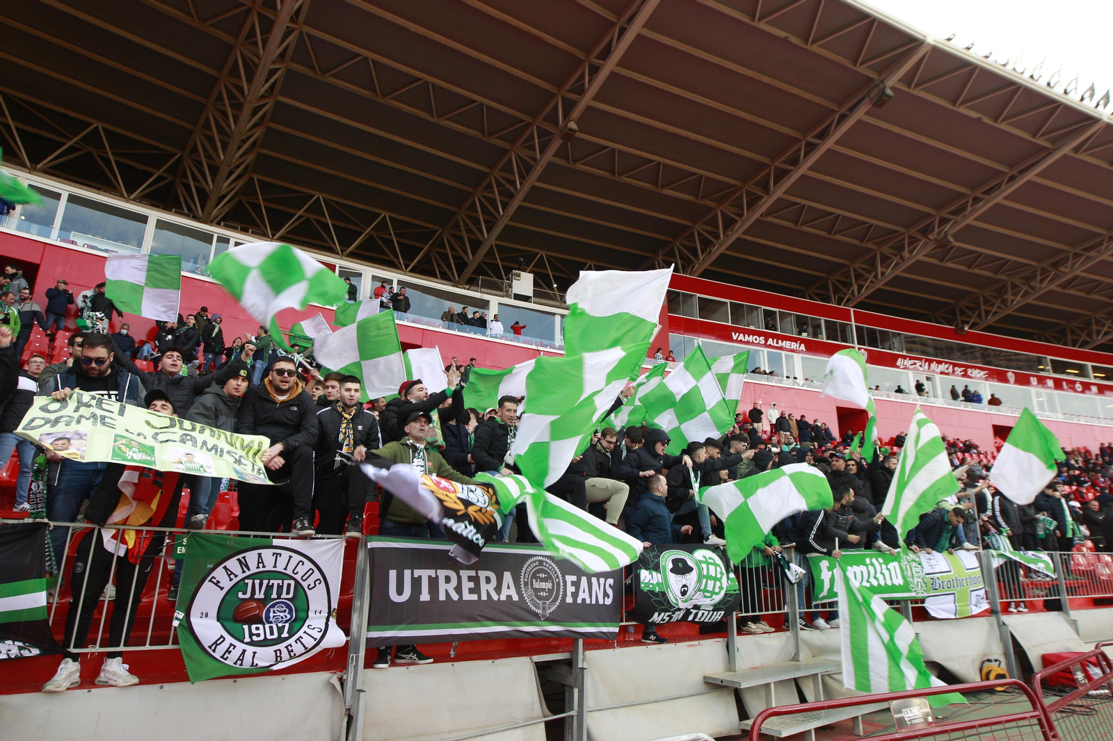 Imágenes del partido de fútbol U.D. Almería-Real Betis Balompié