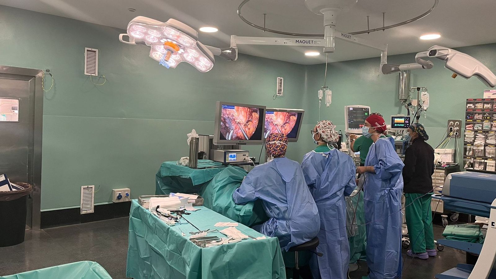 El equipo médico durante una intervención en uno de los quirófanos renovado del Hospital de Jerez.