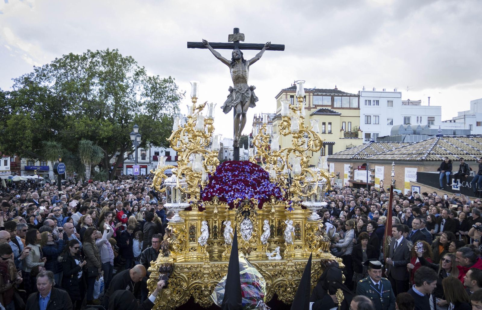 El Cachorro cruza el Puente de Triana ante una multitud de personas el Viernes Santo.