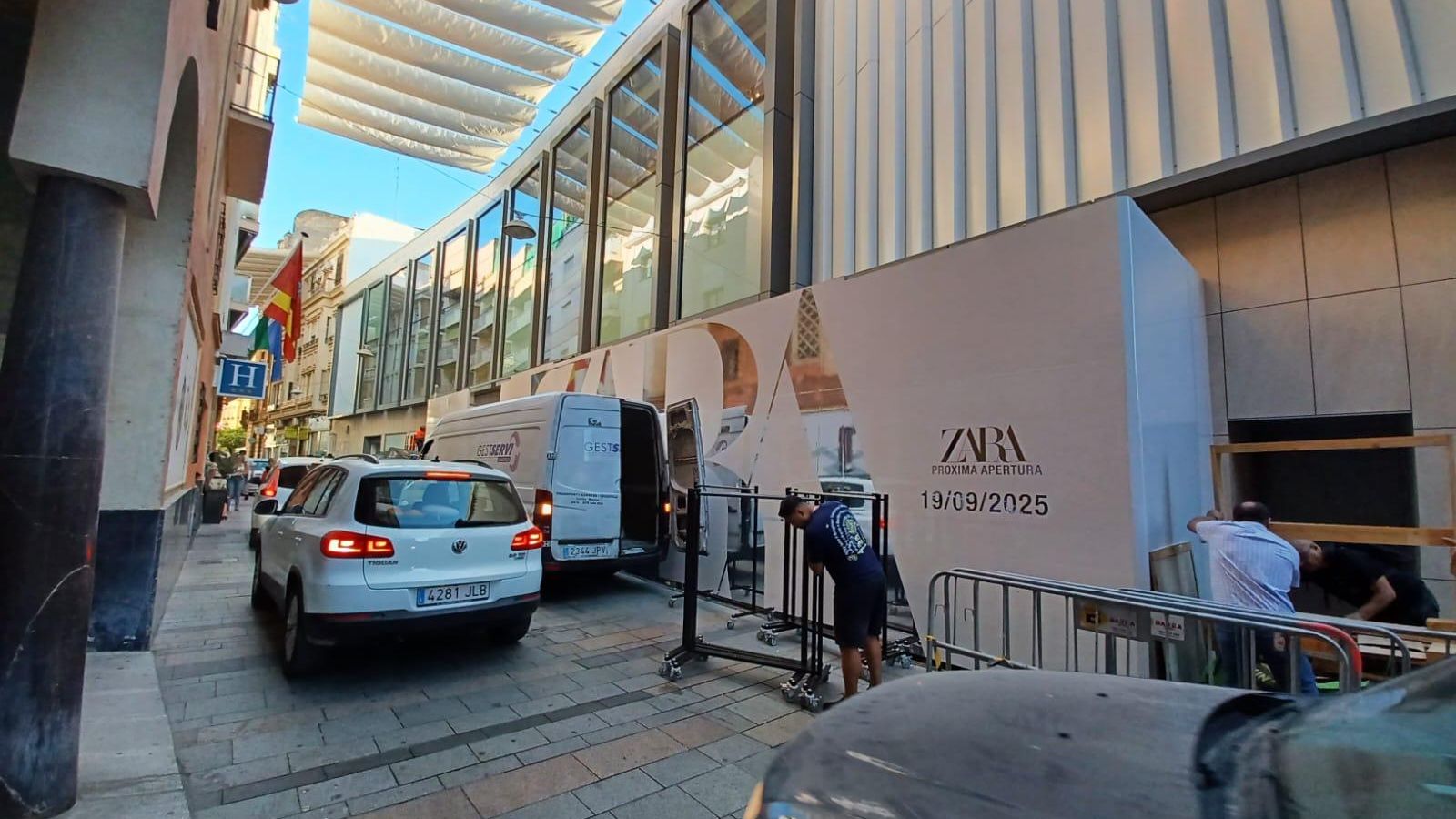 Tránsito de vehículos en Jesús y María mientras continúan los trabajos en el nuevo Zara.