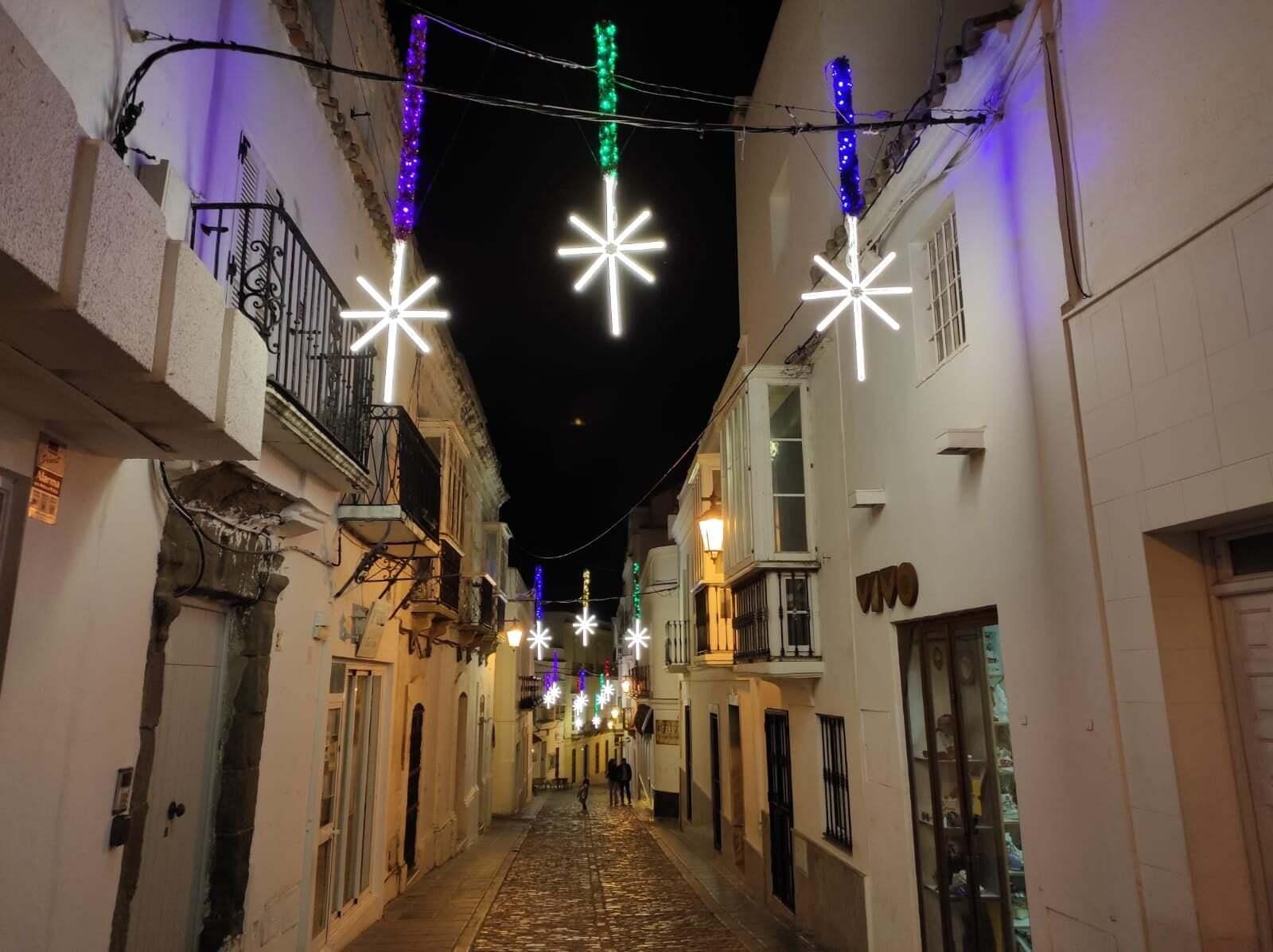 Iluminación navideña en el centro de Tarifa.
