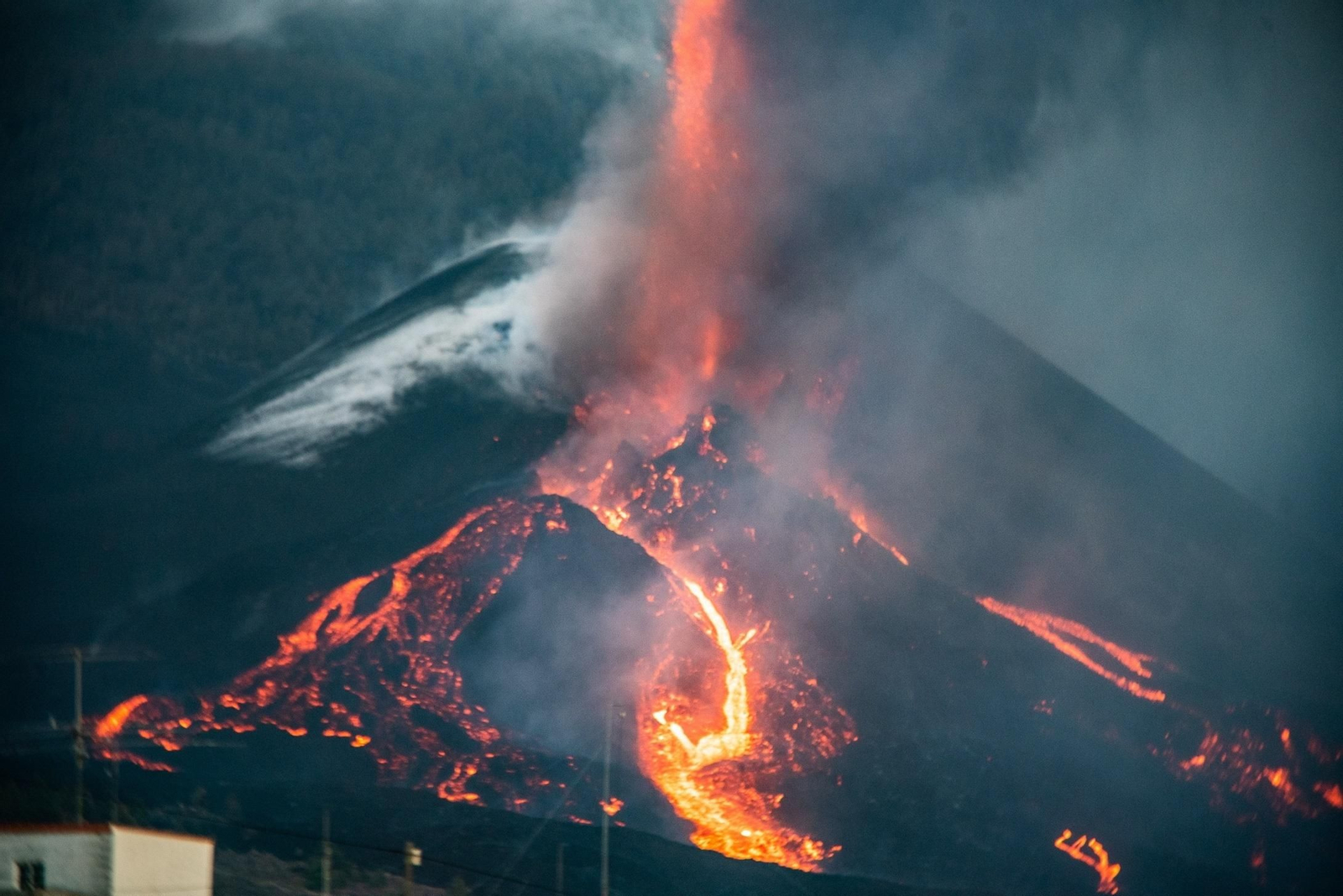 Colada de lava por el cono secundario del volcán.