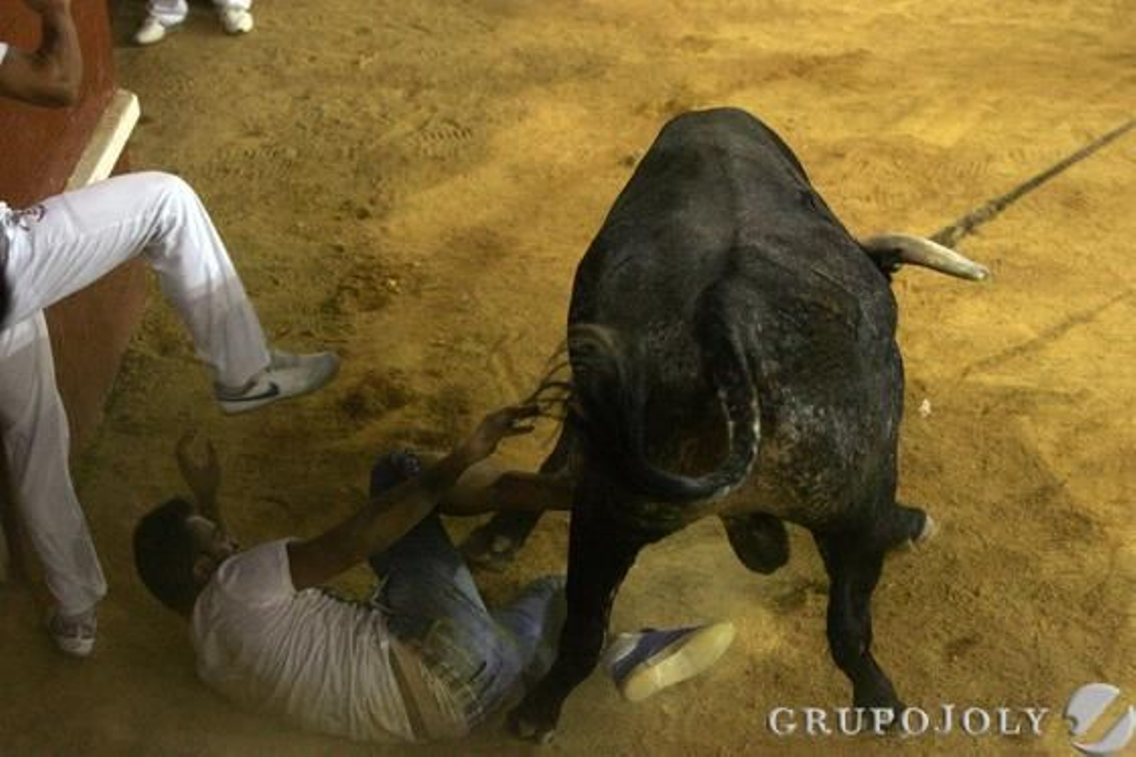Uno de los jóvenes es embestido

Foto: José María Quiñones