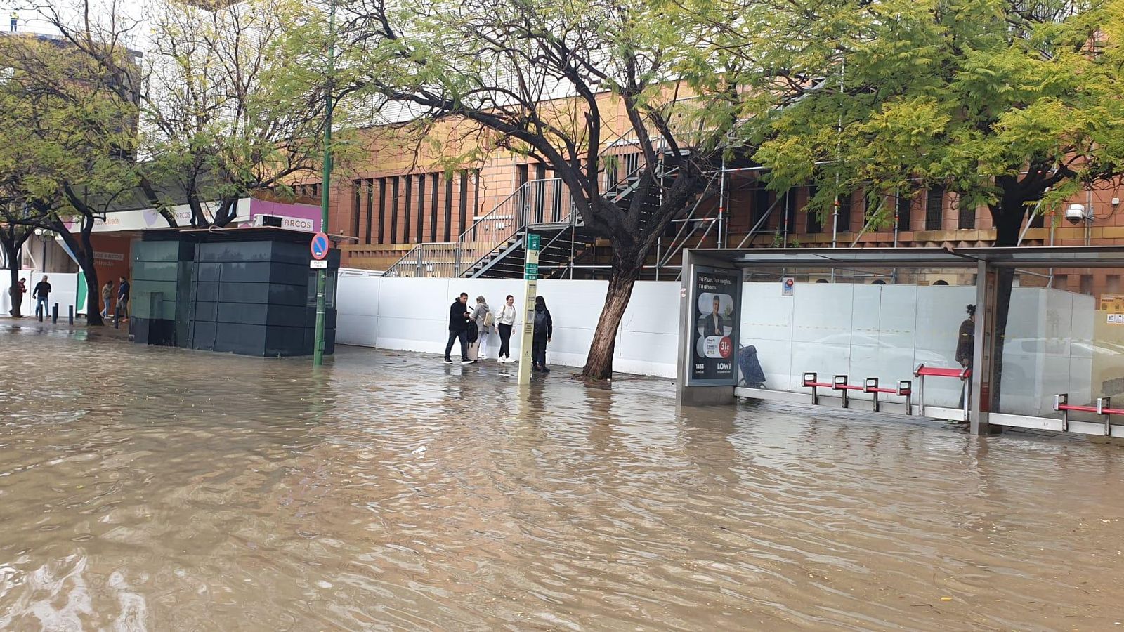 Inundación en las aceras del centro comercial Los Arcos