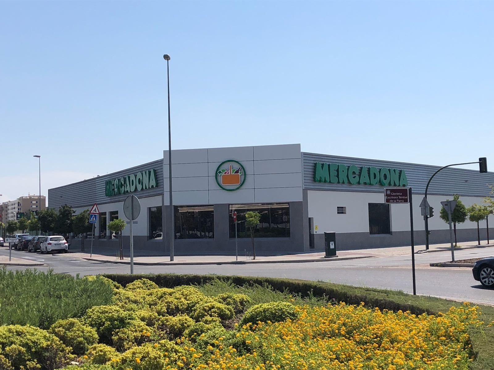 Acceso principal al supermercado de la Avenida Manolete.