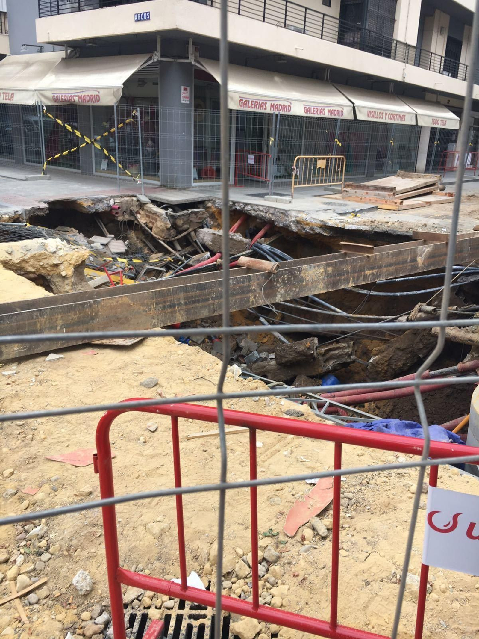 La obra de Emasesa en la calle Niebla.